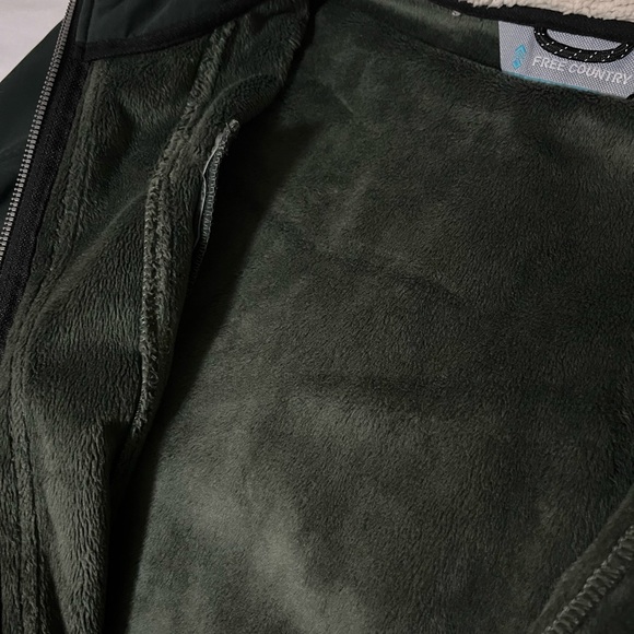 Free Country Softshell Jacket with Sherpa Lined Hood and Soft inner lining. - Picture 14 of 16
